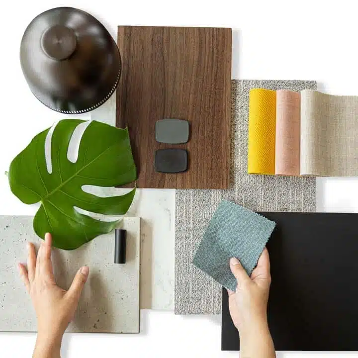 Kleuren- en materiaalstalen voor het kiezen van de juiste afwerking bij een kantoorinrichting
