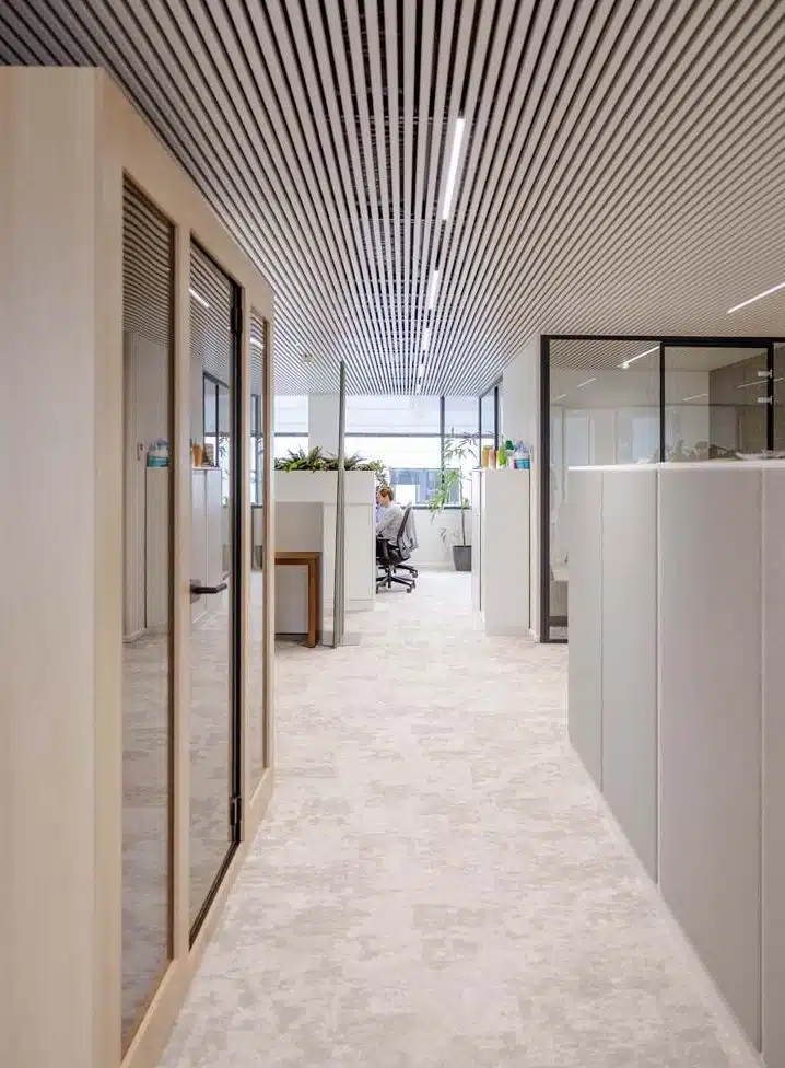 Moderne kantoorinrichting met akoestische wanden en een rustige werkruimte voor optimale concentratie