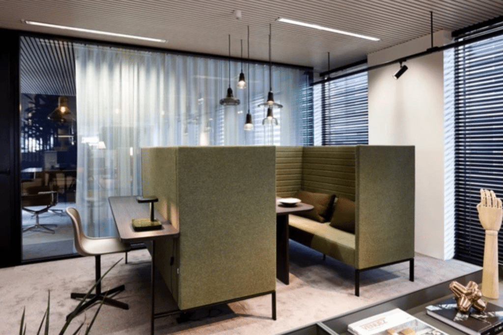 Akoestische zitmodules zorgen voor een stille en comfortabele werkruimte bij een kantoorrenovatie