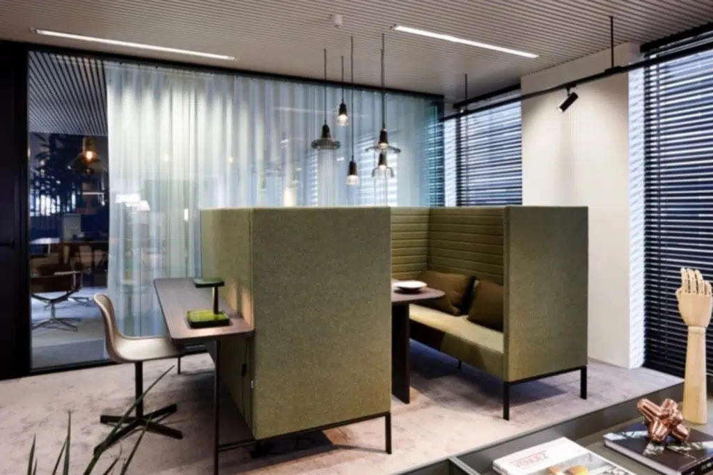Akoestische zitmodules zorgen voor een stille en comfortabele werkruimte bij een kantoorrenovatie