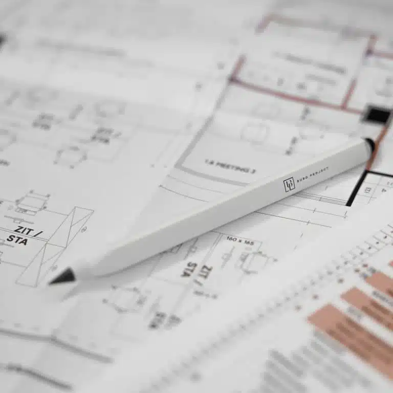 Gedetailleerde bouwplannen met potlood en projectnotities voor de uitvoering van het ontwerp voor een kantoorinrichting