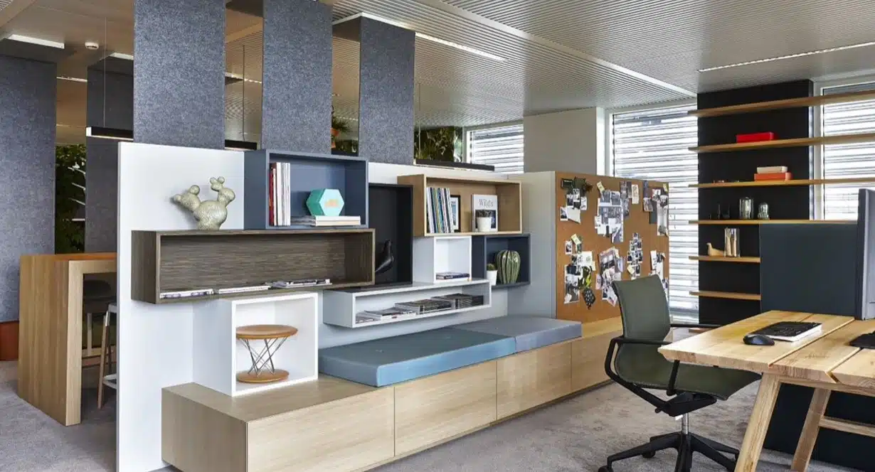 Modern kantoor met slimme akoestische oplossingen en creatieve inrichting