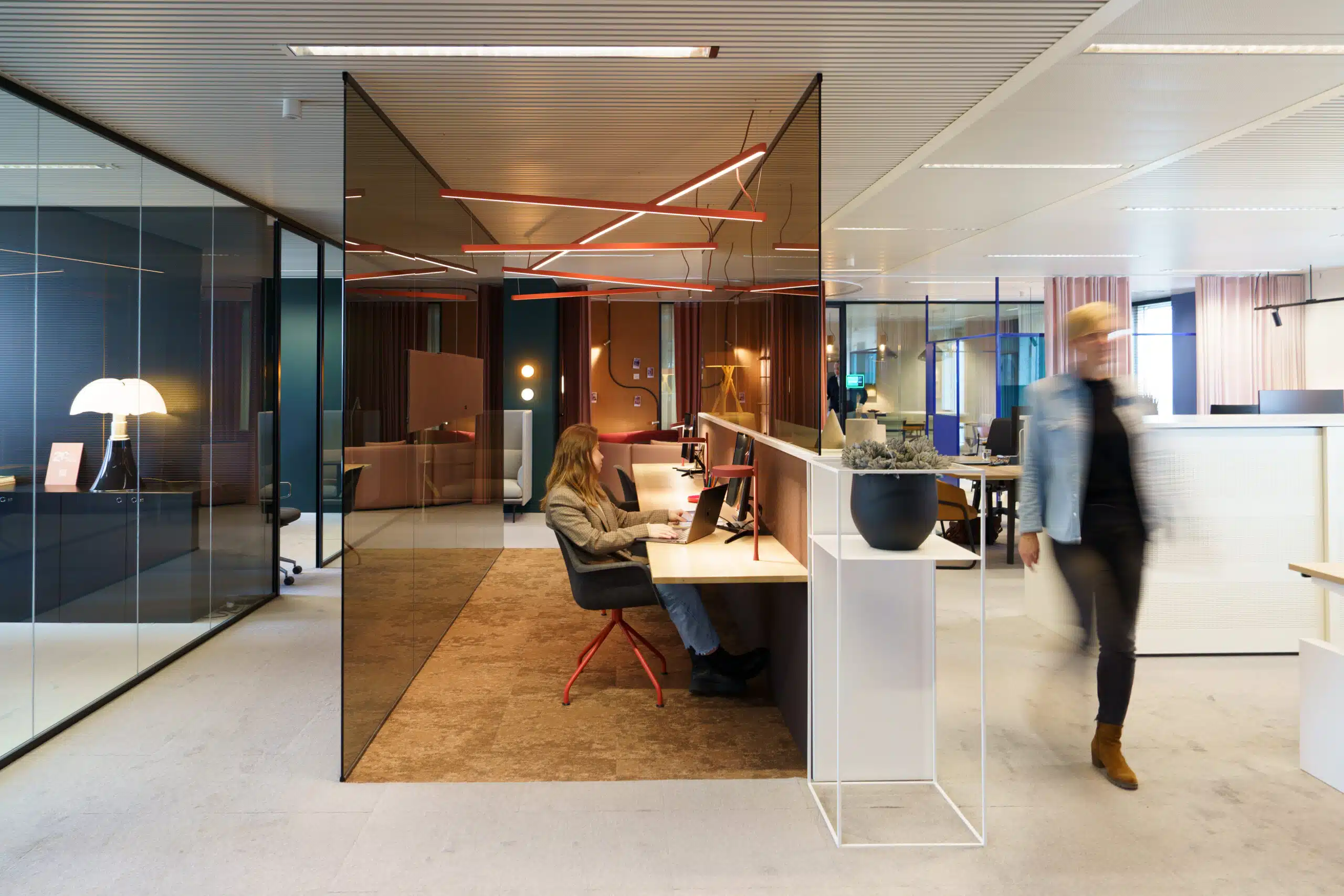 Open kantoorruimte die samenwerking en creativiteit stimuleert