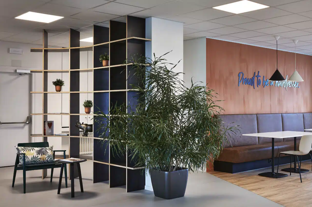 Groene kantoorinrichting met veel planten en natuurlijke materialen