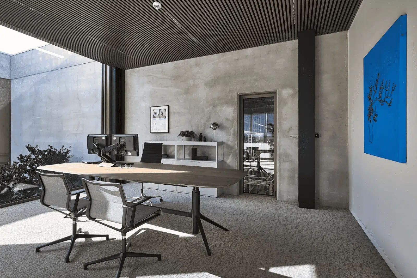 Lichte directiekantoor inrichting met grote ramen en eigentijdse materialen voor focus en openheid