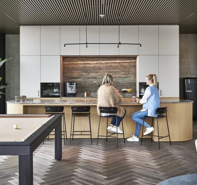 Gezellige koffiehoek in een duurzaam ingericht kantoor