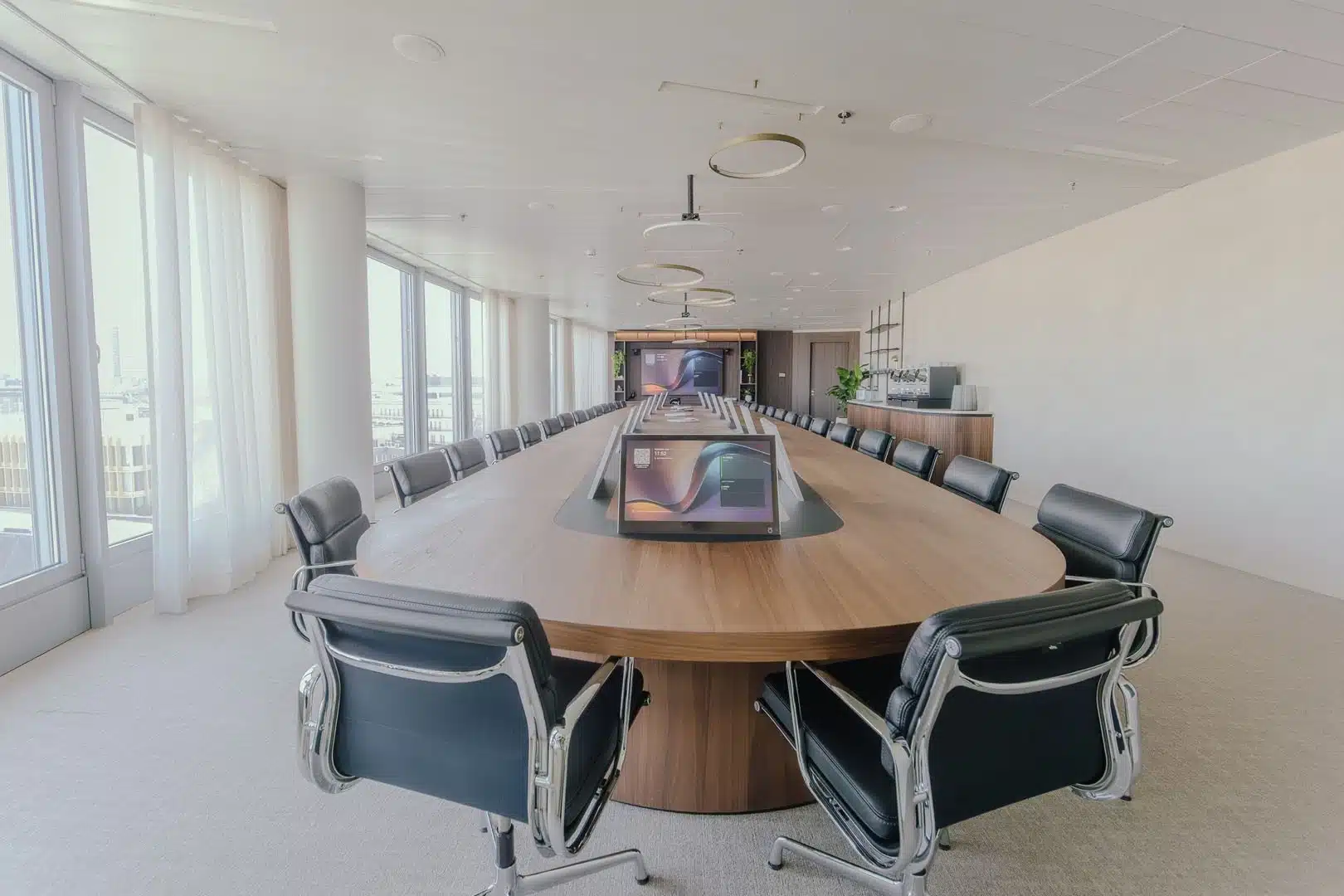 Vergaderruimte met geïntegreerde schermen toont hoe digitale ondersteuning samenwerking in flexwerkplek versterkt