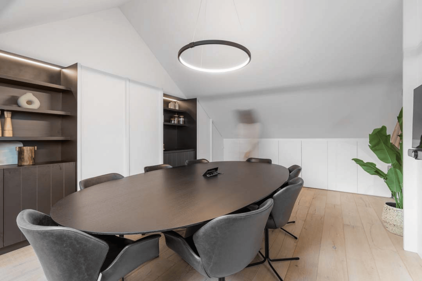 Formele vergaderruimte met ovale tafel en moderne verlichting