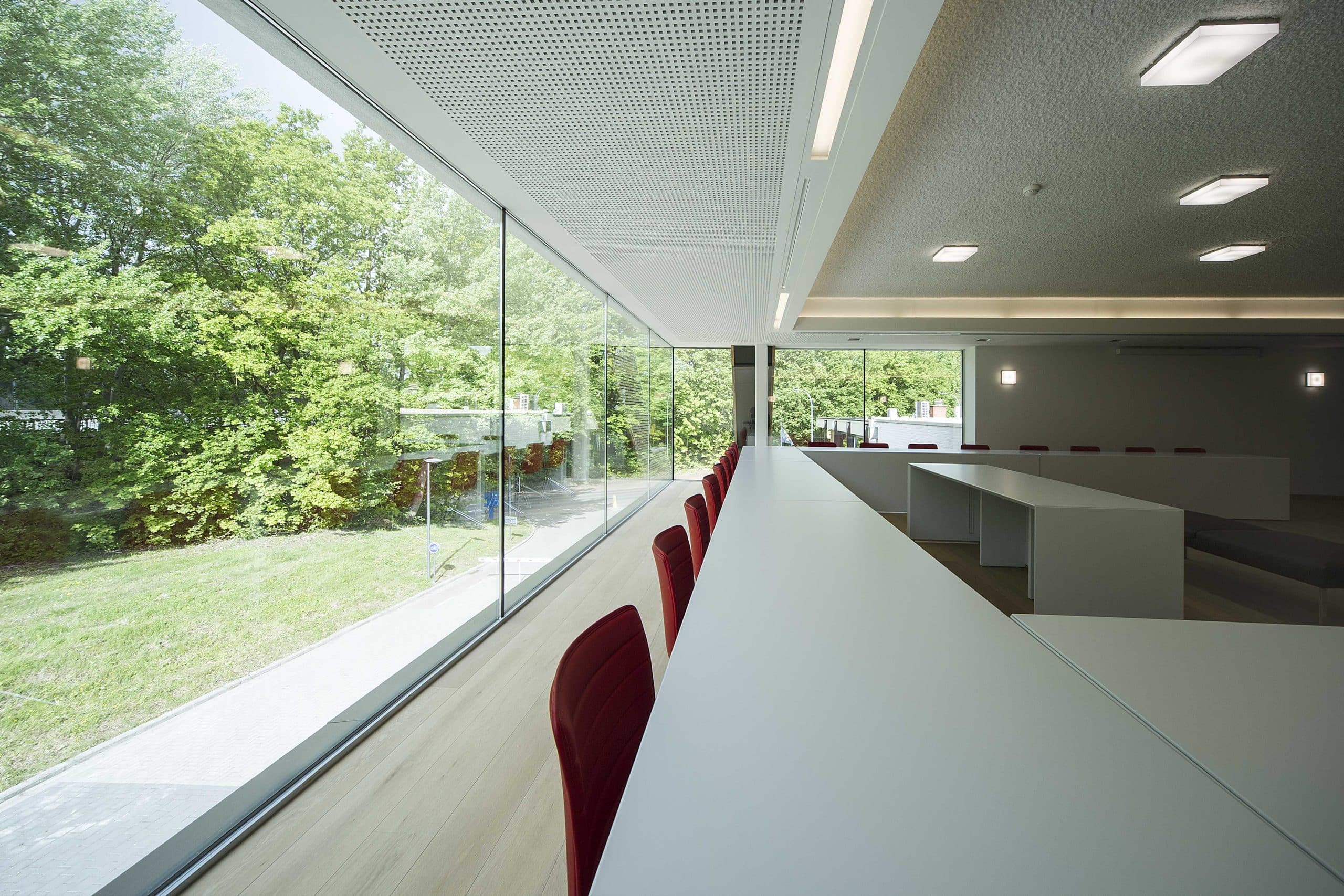 Moderne raadzaal ingericht voor de gemeente Affligem, met veel daglicht en strak meubilair