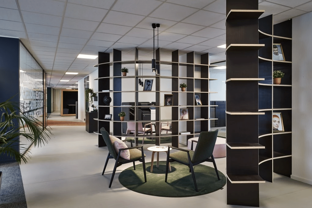 Gezellige zithoek met doordachte afwerking en stijlvolle details binnen een moderne kantoorinrichting