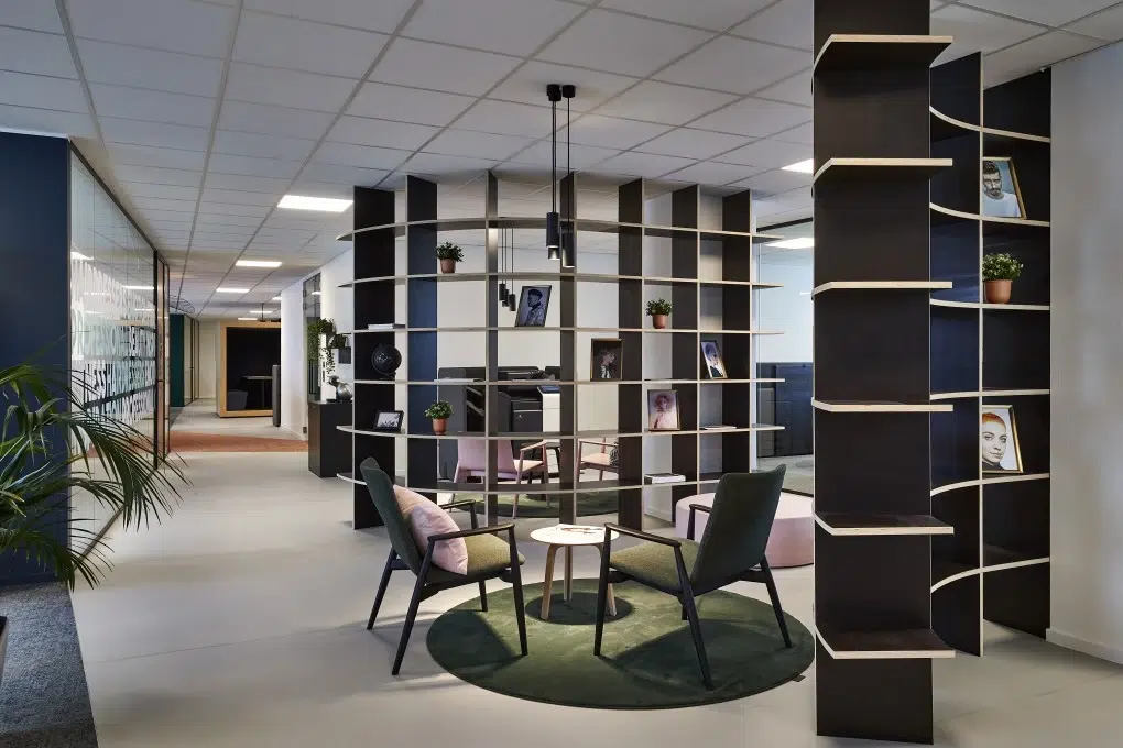 Gezellige zithoek met doordachte afwerking en stijlvolle details binnen een moderne kantoorinrichting