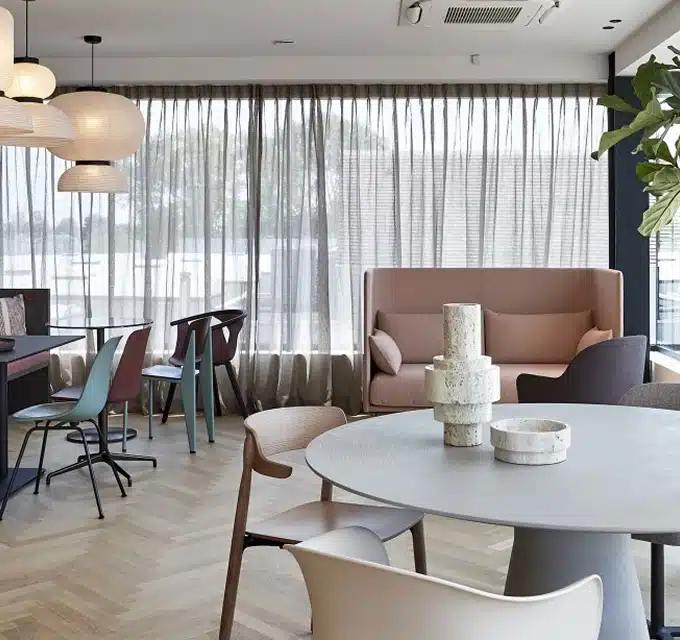 Lichte en sfeervolle kantoorinrichting met natuurlijke verlichting en modern meubilair