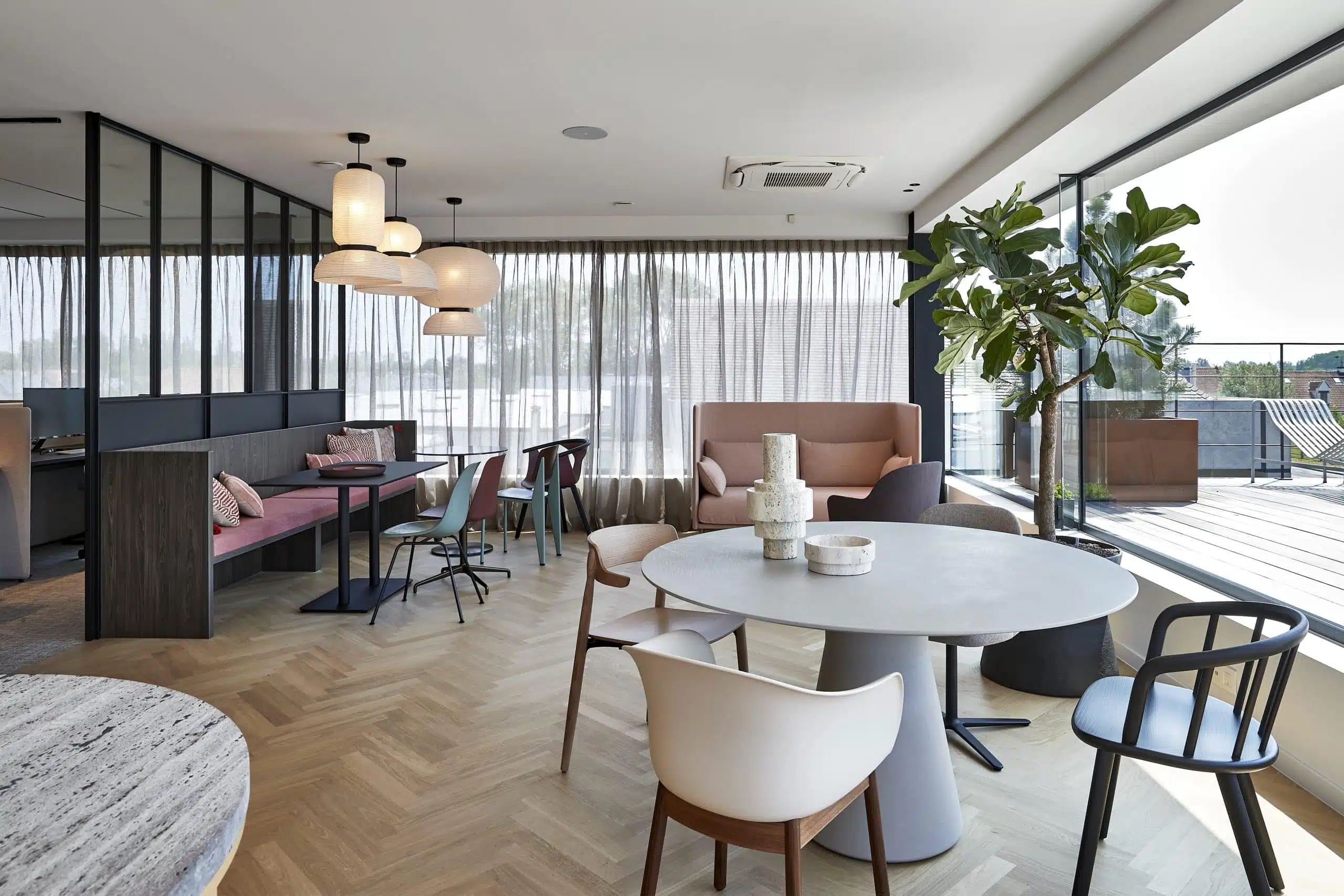 Espace de bureau lumineux et moderne avec un coin salon et des éléments naturels pour un environnement de travail agréable