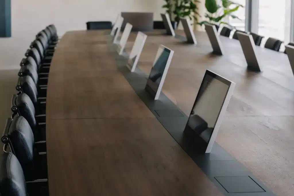 Luxe directievergaderzaal met houten tafel en moderne stoelen