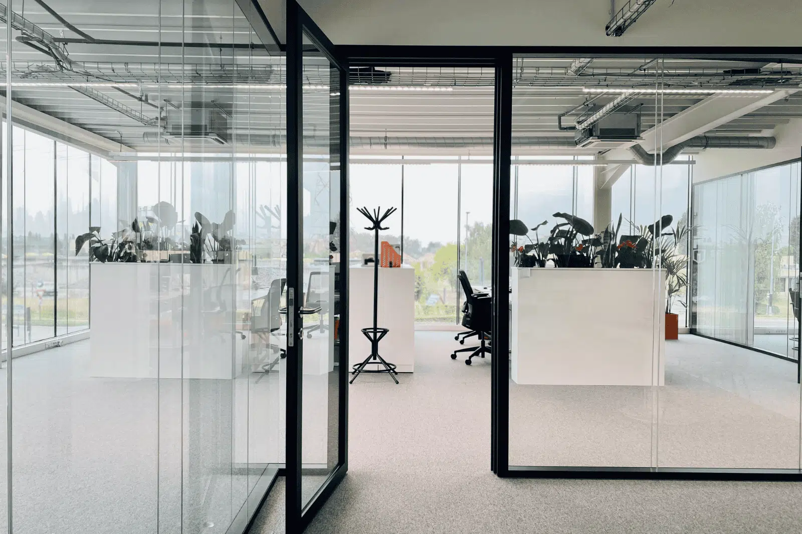 Moderne kantoorruimte met veel glas en daglicht