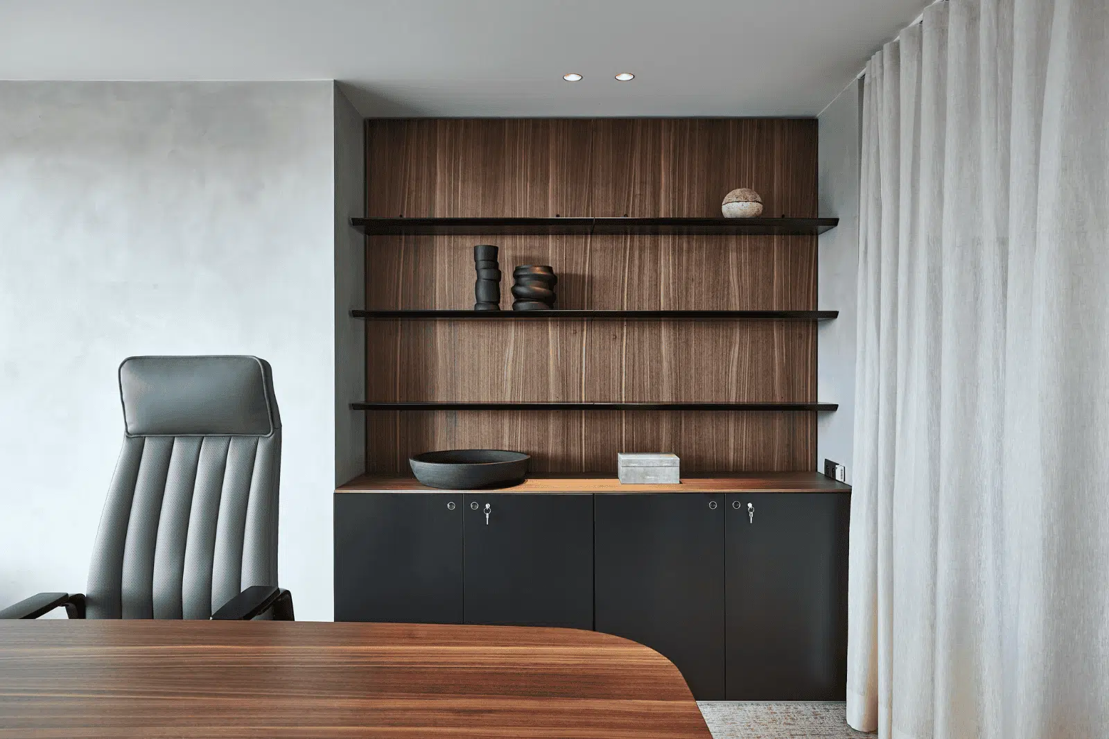 Moderne directiekantoor inrichting met houten accenten en strakke afwerking voor een rustige uitstraling