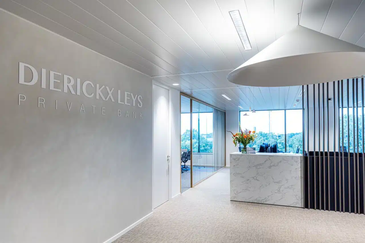 Moderne kantoorinrichting met houtaccenten en open indeling voor een warme, professionele uitstraling