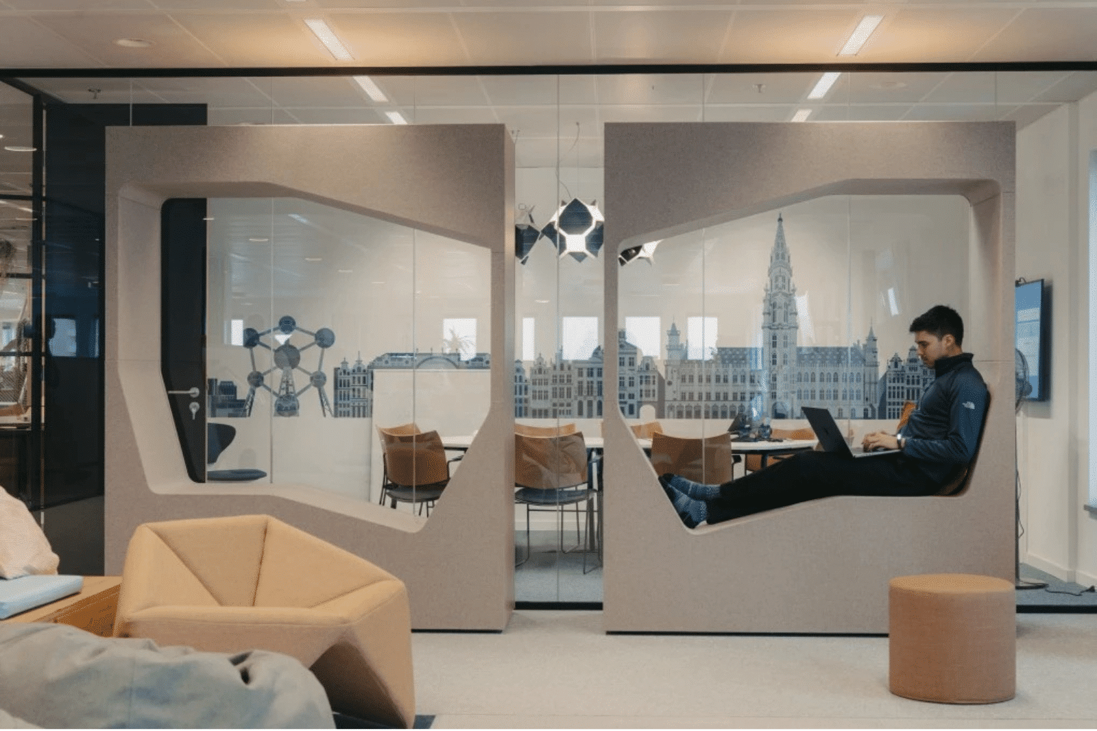 Moderne kantoorinrichting voor IT-bedrijven met flexibele werkplekken