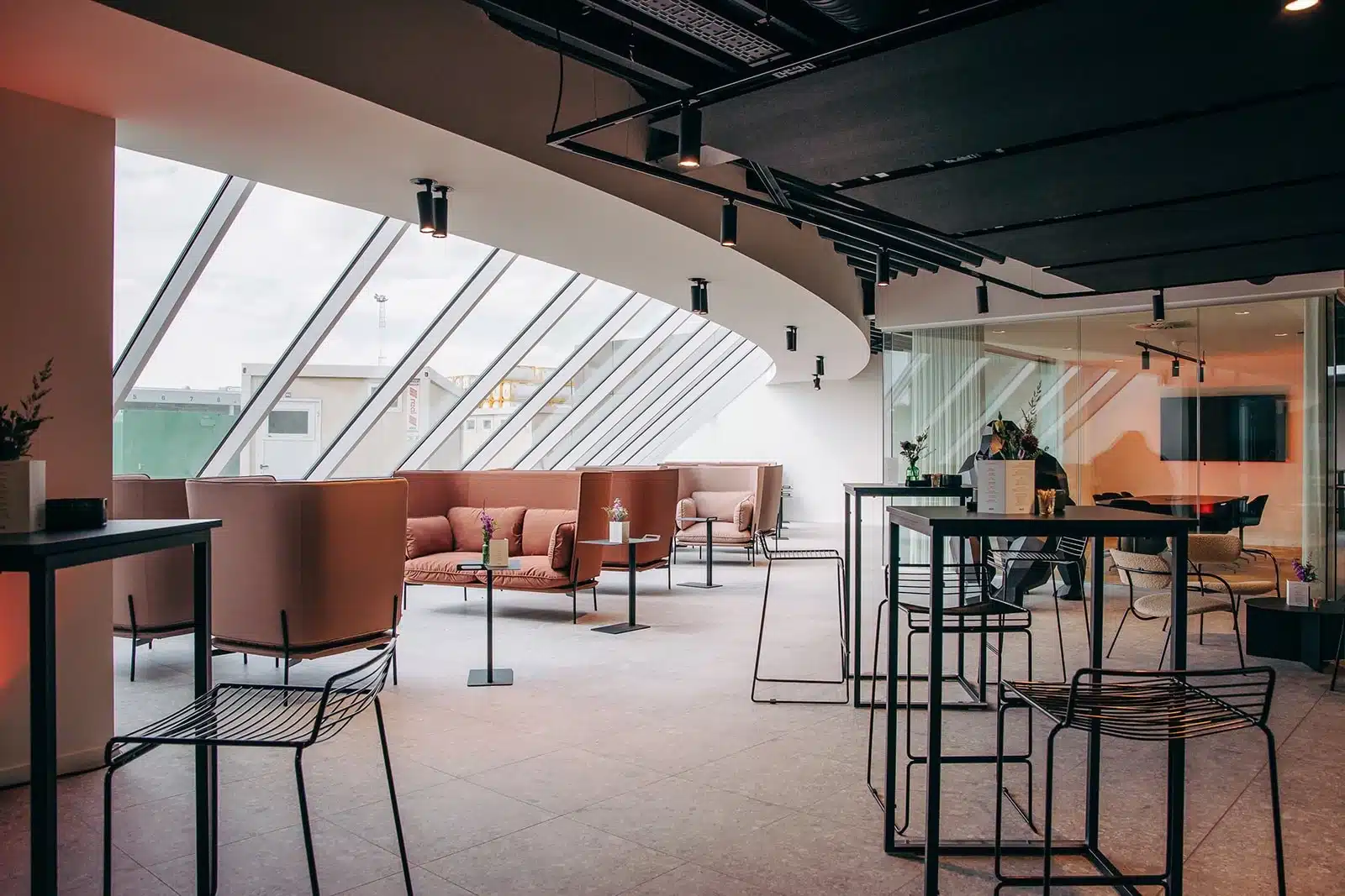 Ruime moderne kantoorruimte met veel natuurlijk licht en comfortabele zitplekken