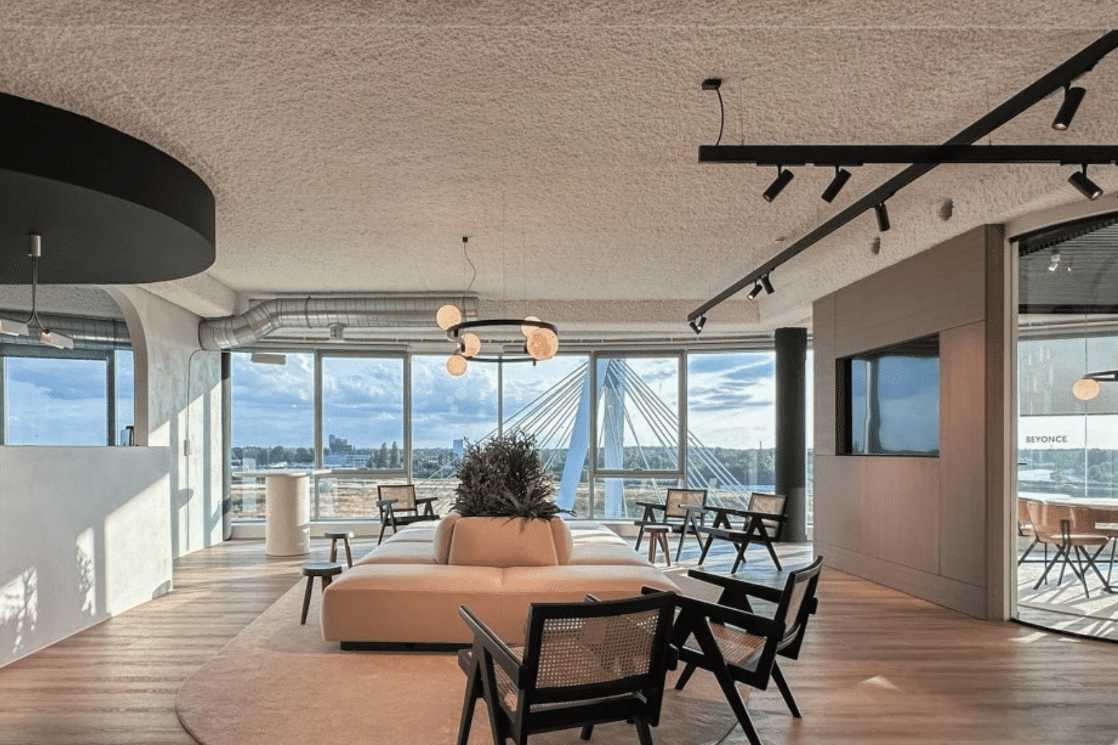 Ontvangstzone met zitruimte ontworpen voor een bedrijf uit de HR-sector