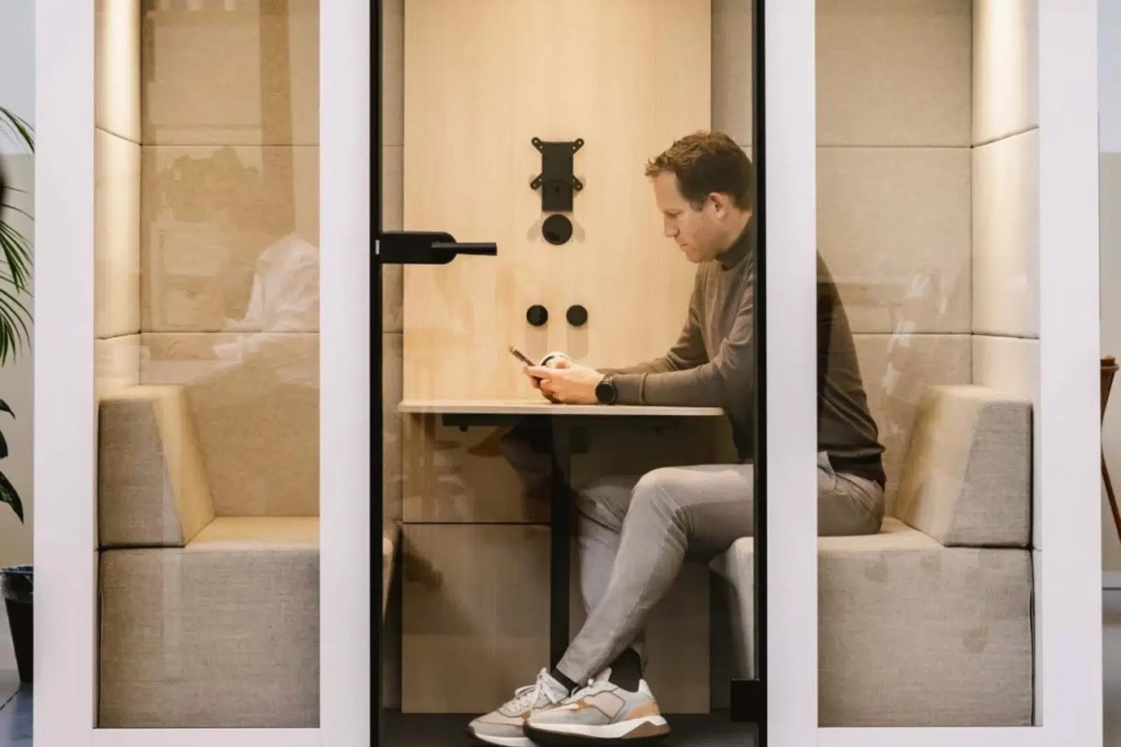 Phonebooth voor geconcentreerd werk in een IT-kantooromgeving