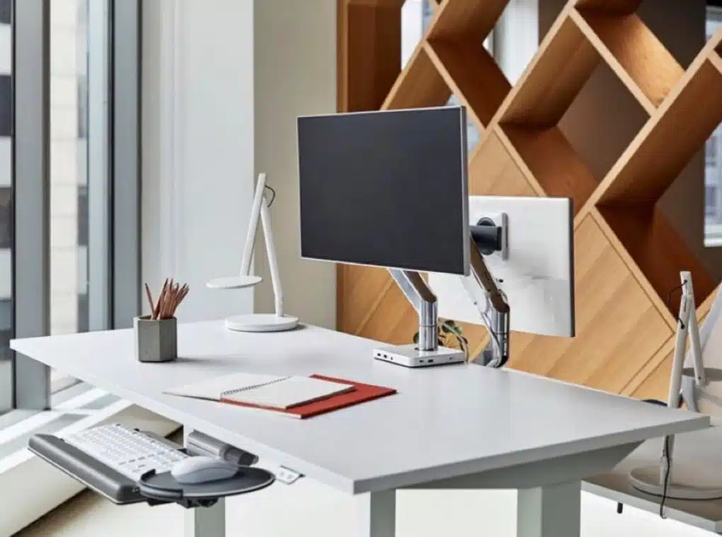 Modern werkstation met verstelbaar bureau en geïntegreerde technologie voor een slim kantoorontwerp