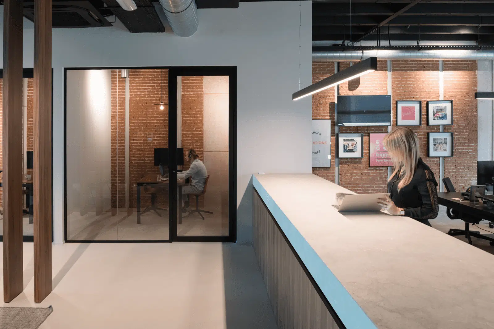 Strakke balie in een industrieel kantoorinterieur