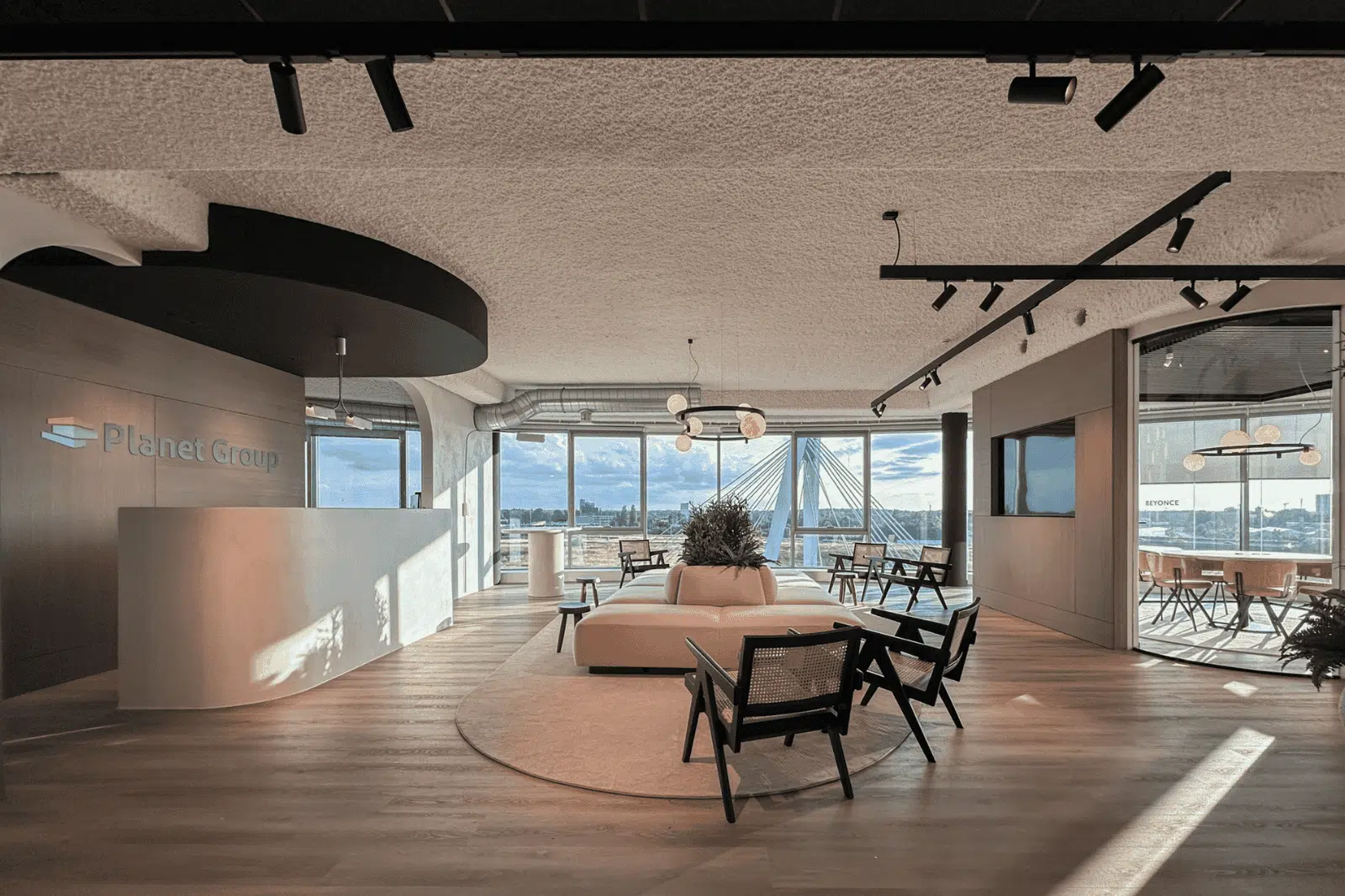 Stijlvolle receptieruimte met warme materialen en veel lichtinval