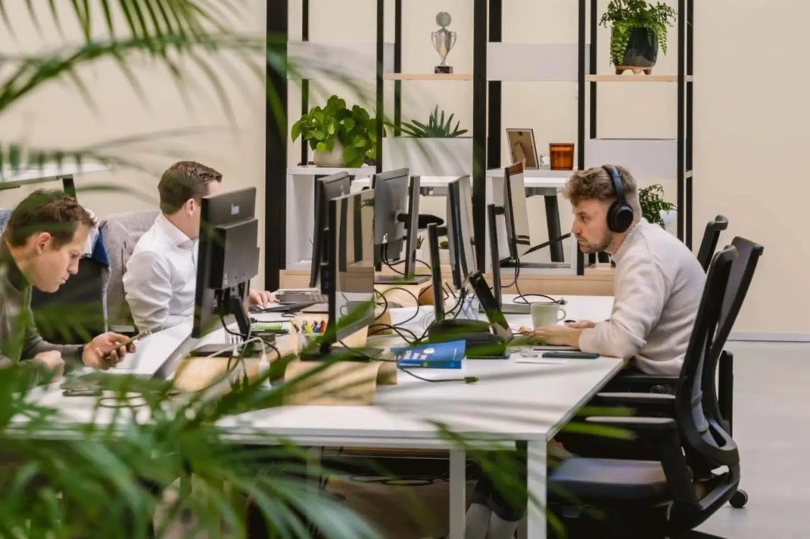 Technische IT-werkplekken met een sfeervolle inrichting en groene accenten