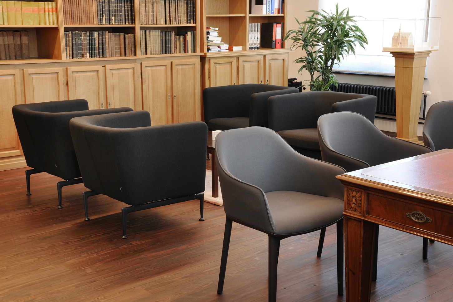 Vergaderruimte ingericht voor de gemeente Maldegem, met comfortabele stoelen en warme materialen