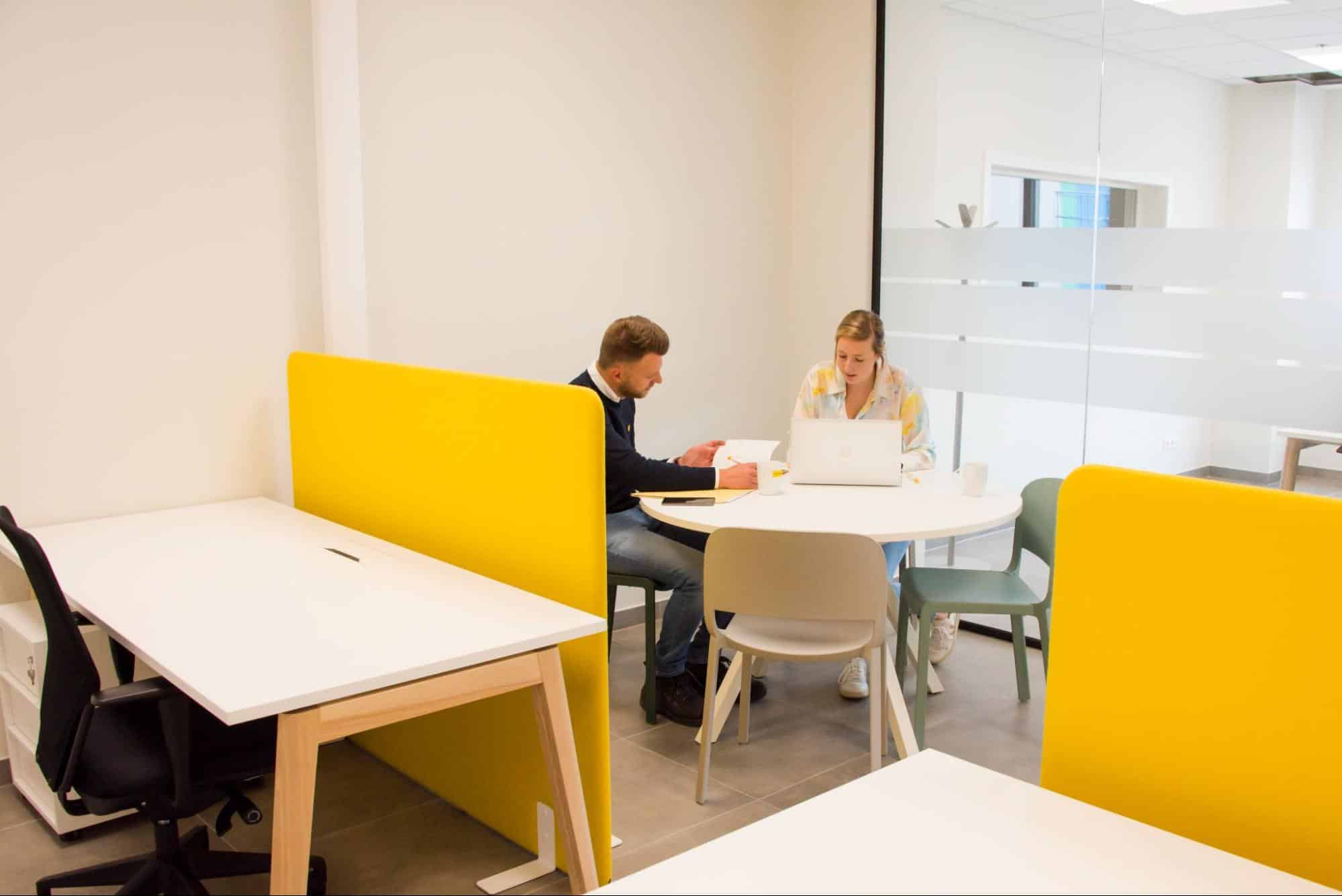 Moderne kantoorruimte met overlegplek bij een logistiek bedrijf