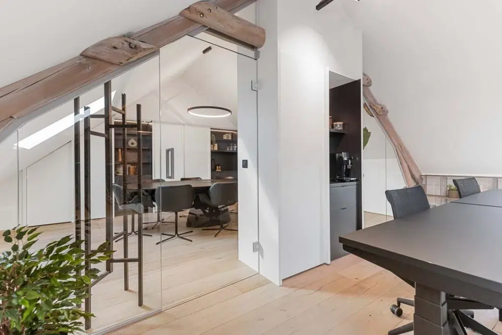 Vergaderruimte met glazen wanden en houten accenten in coworkingruimte Barn Coworking, ingericht door Buro Project