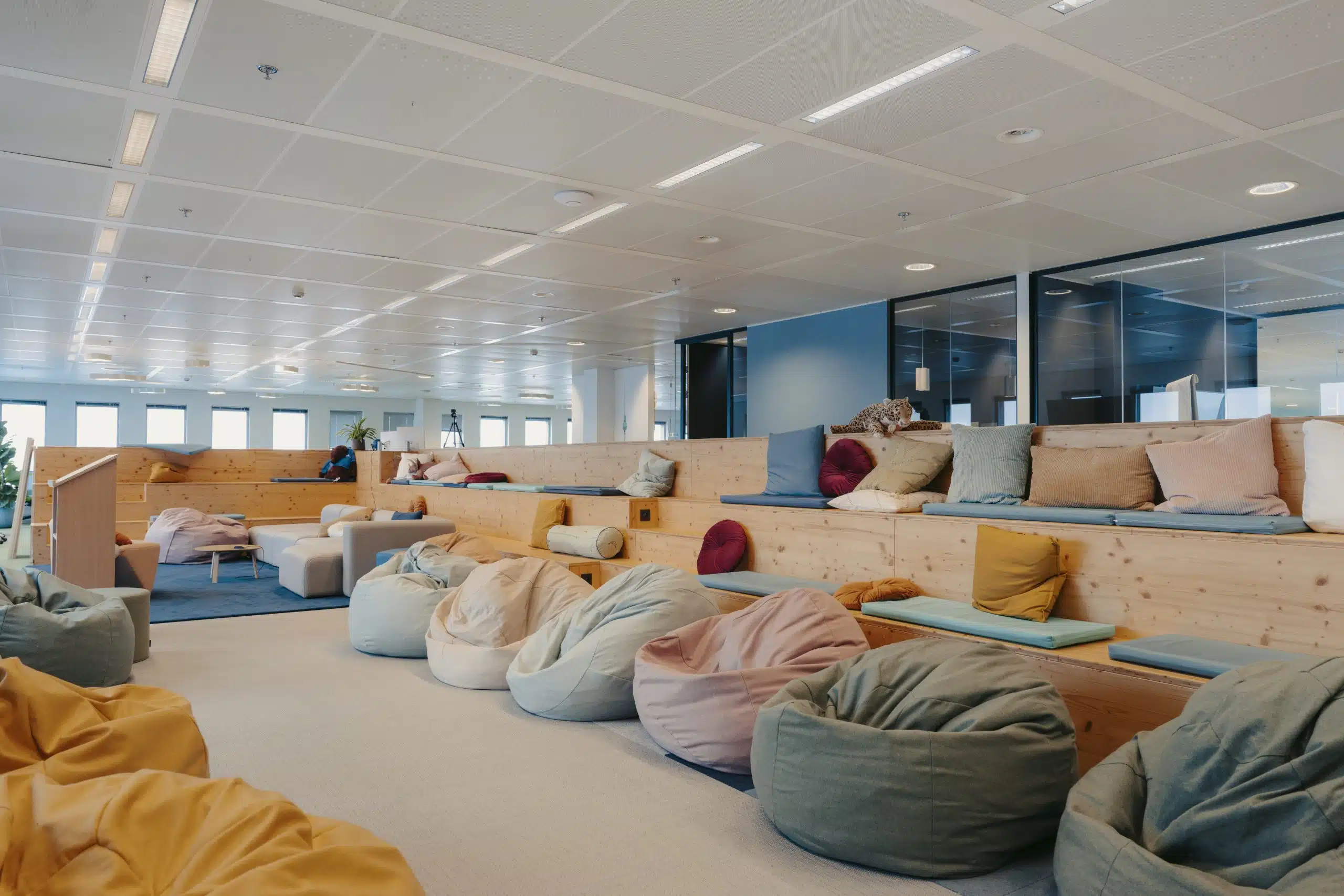 Ontspanningsruimte met zitzakken en kussens die spontane ontmoetingen stimuleert
