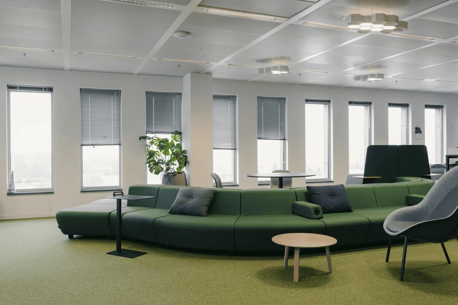 Creatieve overlegplek met glazen wanden en unieke verlichting