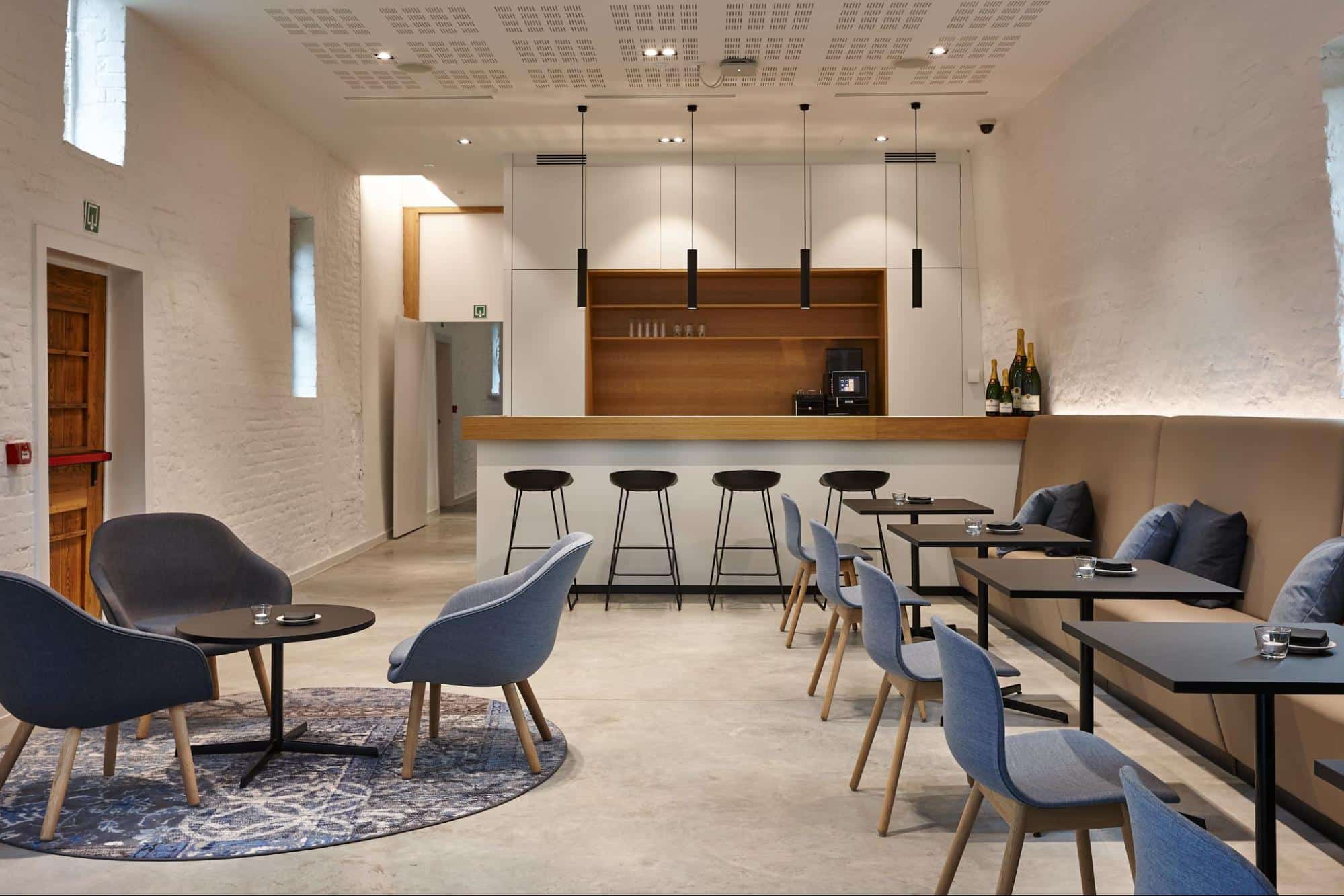 Moderne eetruimte en loungehoek met bar en zithoek in een onderwijsomgeving