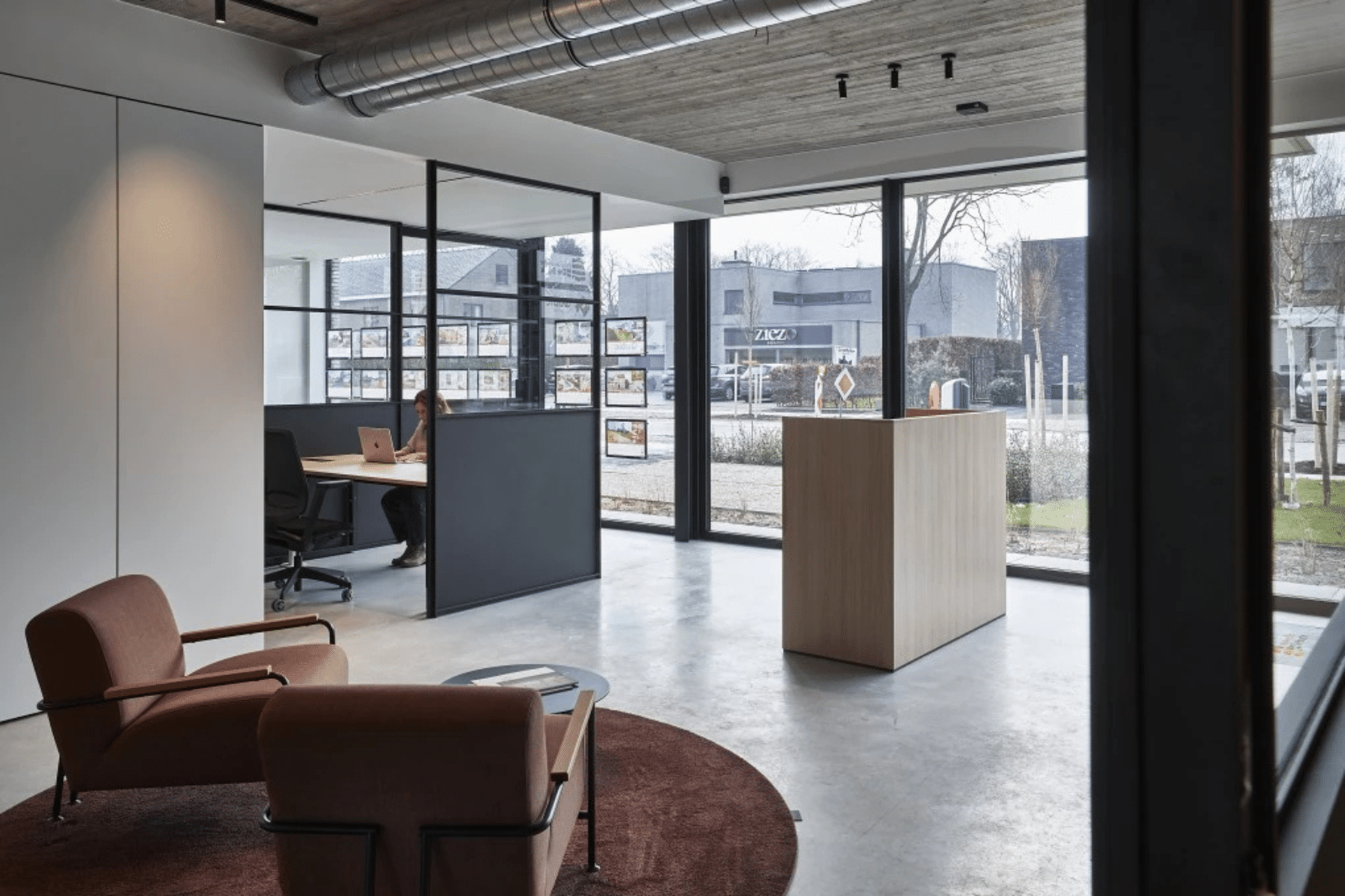 Strakke en functionele kantoorinrichting voor een bouw- en vastgoedbedrijf