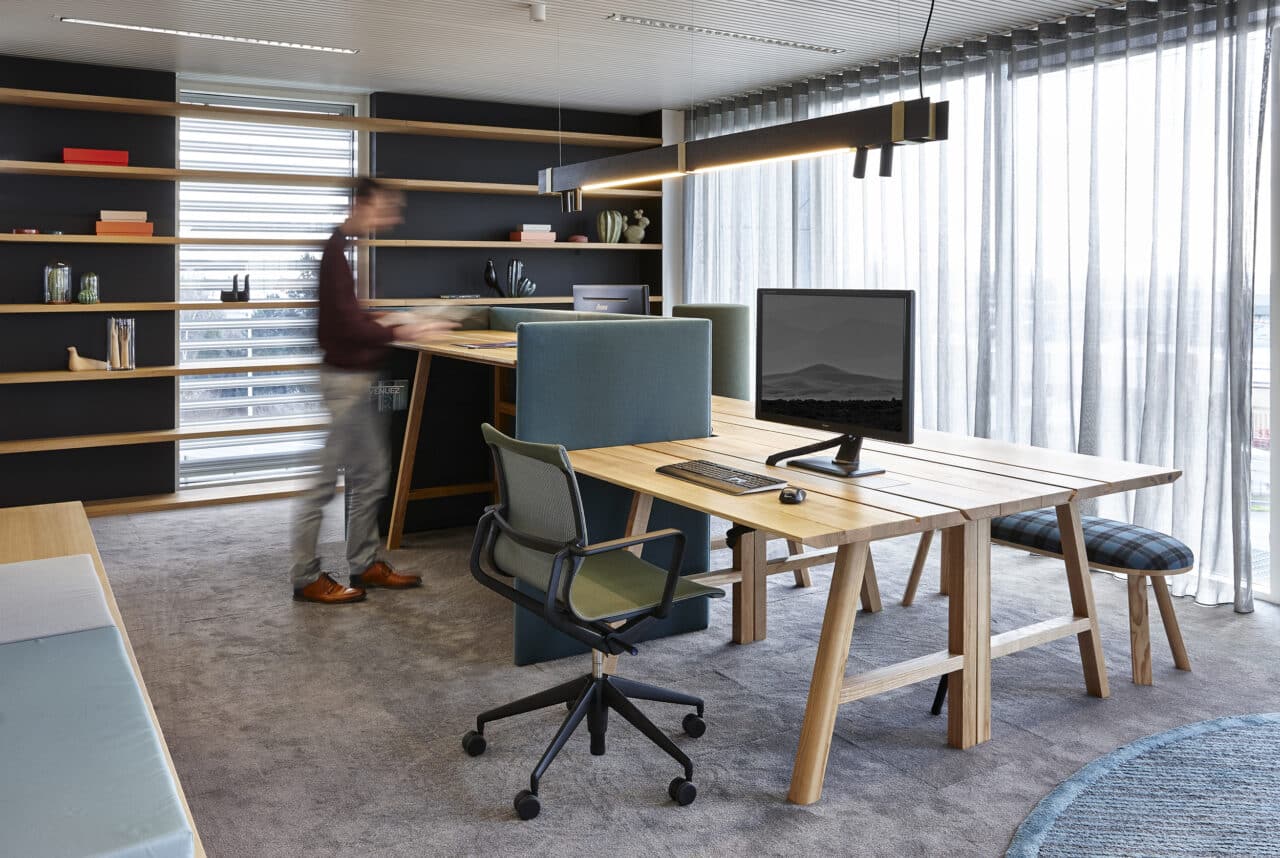 Flexibele kantoorruimte met modern meubilair en natuurlijke materialen