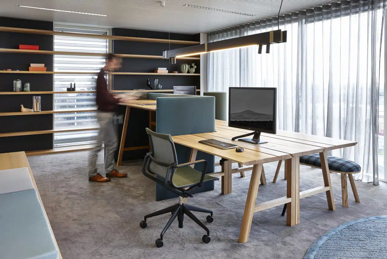 Flexibele kantoorruimte met modern meubilair en natuurlijke materialen