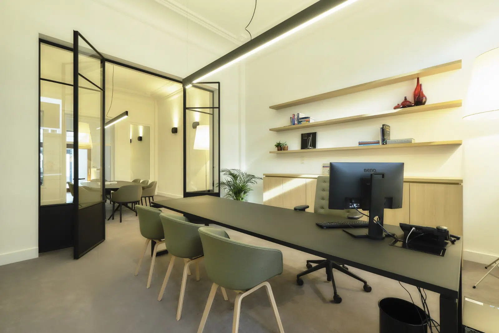 Professionele kantoorinrichting voor een vastgoedbedrijf met glazen vergaderruimte