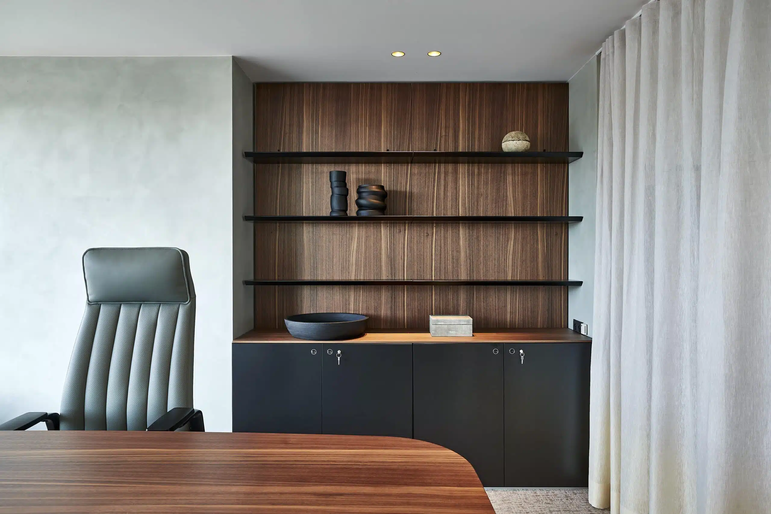 Bureau de direction épuré et moderne avec accents en bois et bibliothèque ouverte