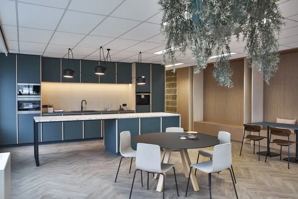 Gezellige flex werkplek met keuken en zithoek voor informeel overleg en pauzes