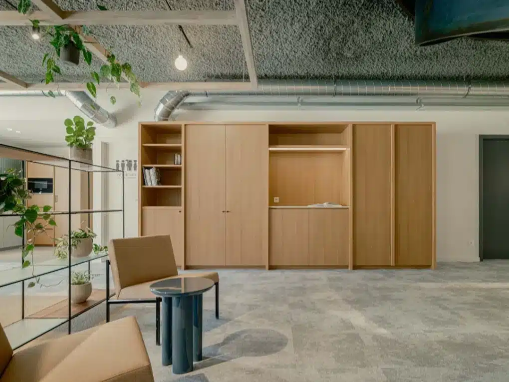 Kantoorinrichting met natuurlijke materialen en een warme, minimalistische uitstraling