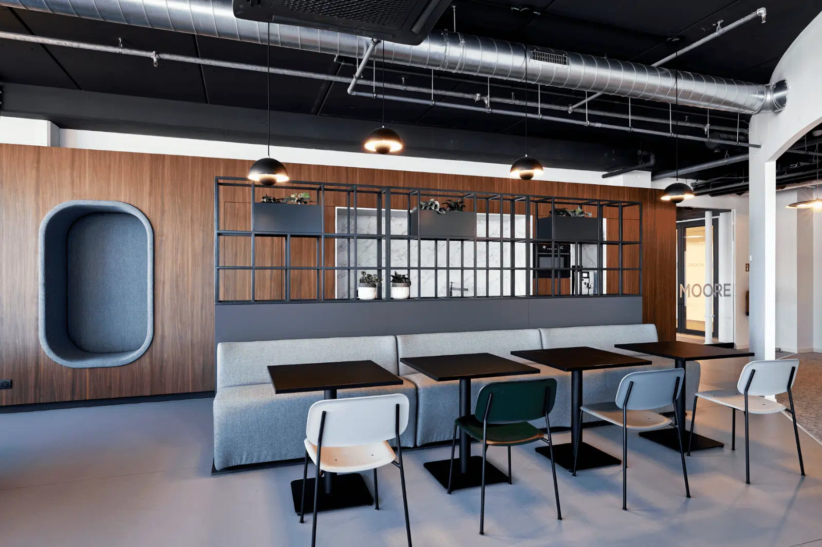 Moderne kantine met houten wand en industriële verlichting