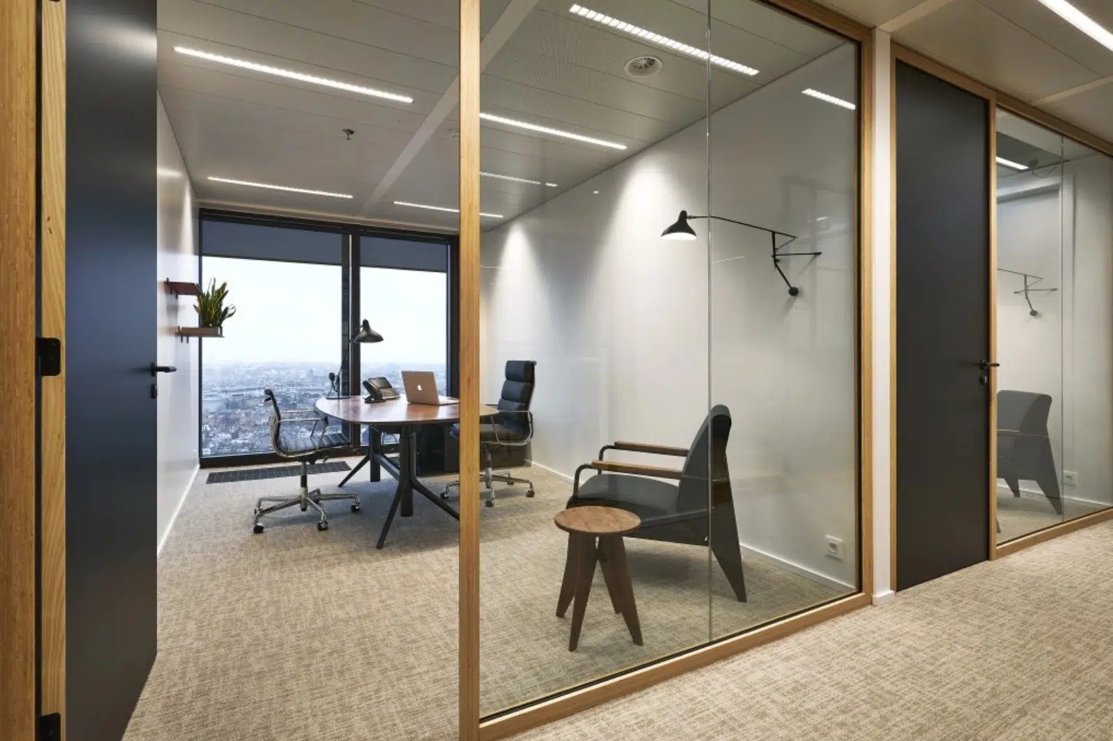 Moderne vergaderruimte ingericht voor een accounting- en financebedrijf