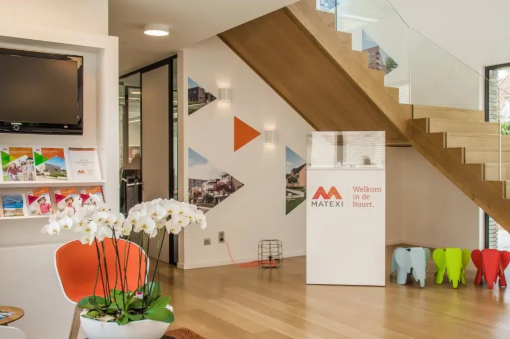 Representatieve onthaalruimte voor een vastgoedbedrijf met focus op klantbeleving