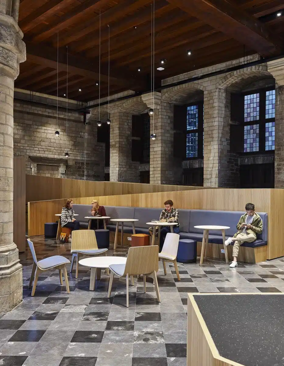 Flexibele vergaderruimte met moderne stoelen en open indeling in het onderwijs