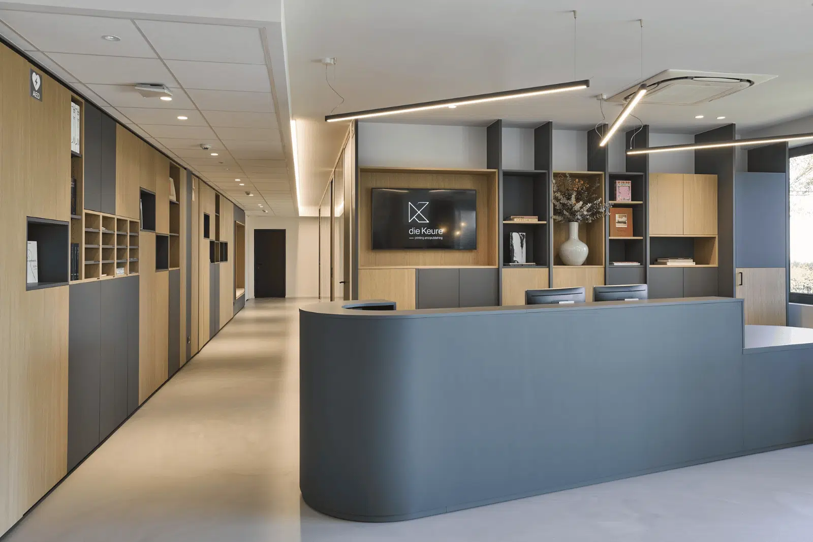 Ontvangstbalie met op maat gemaakte kastenwand en duurzame materialen