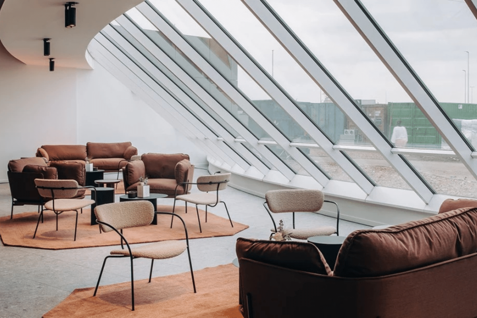 Moderne ontvangstruimte voor een bouwbedrijf met veel licht en warme materialen