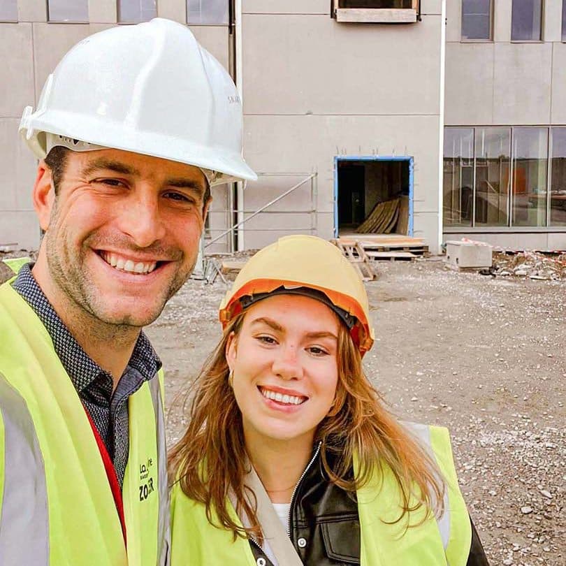Projectleiders op werf tijdens coördinatie van een inrichting van een directiekantoor