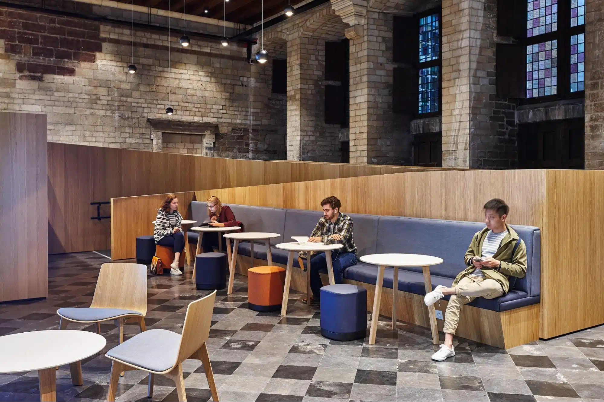 Studenten werken en ontspannen in een moderne studieruimte met houten afwerking